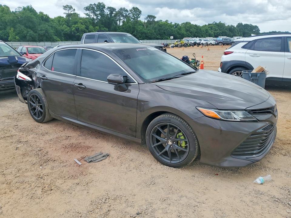 51484696 :رقم المزاد ، 4T1B11HK7JU063913 vin ، 2018 Toyota Camry مزاد بيع