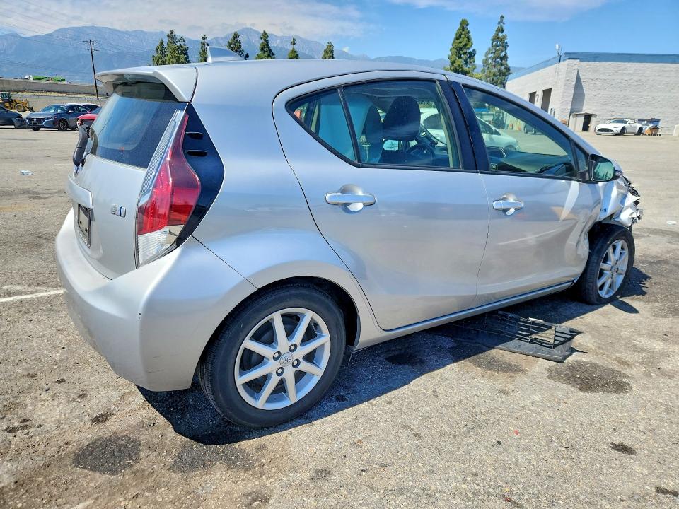 50509976 :رقم المزاد ، JTDKDTB35F1094658 vin ، 2015 Toyota Prius C مزاد بيع