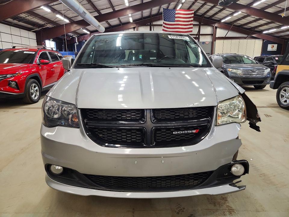 51585966 :رقم المزاد ، 2C4RDGBG5JR190934 vin ، 2018 Dodge Grand Caravan مزاد بيع