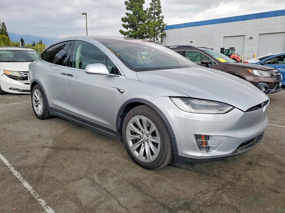 48557426 :رقم المزاد ، 5YJXCBE29JF115372 vin ، 2018 Tesla Model X مزاد بيع