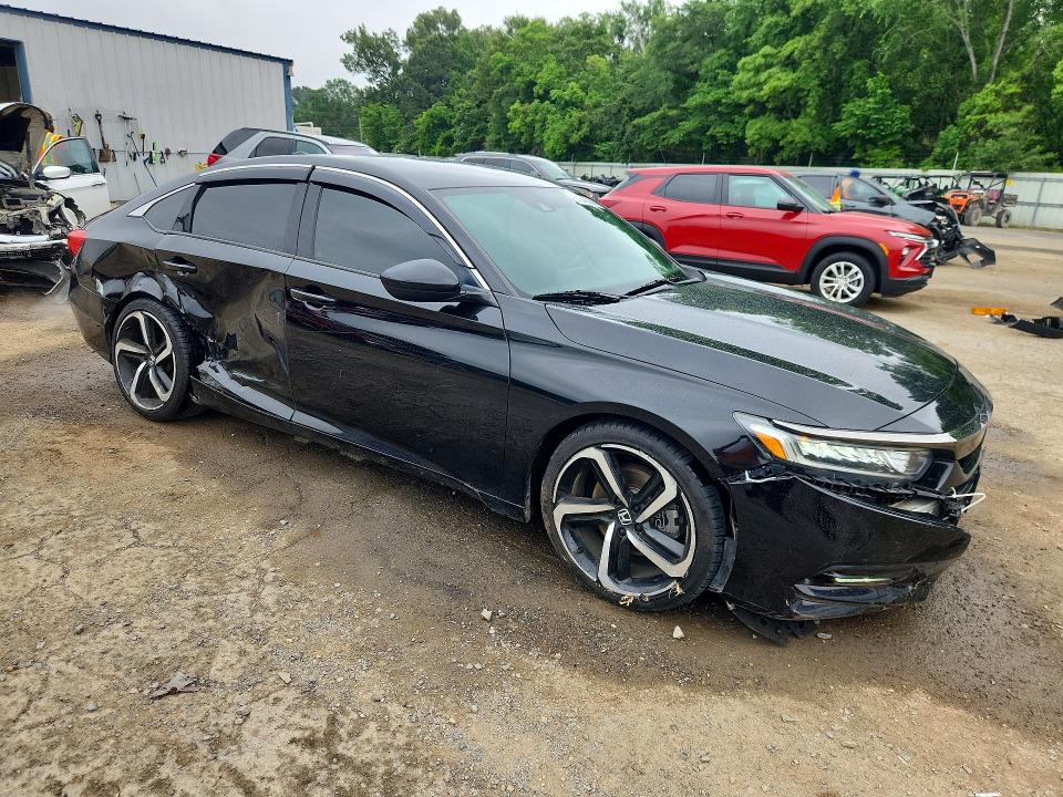 51543356 :رقم المزاد ، 1HGCV1F38JA173252 vin ، 2018 Honda Accord مزاد بيع