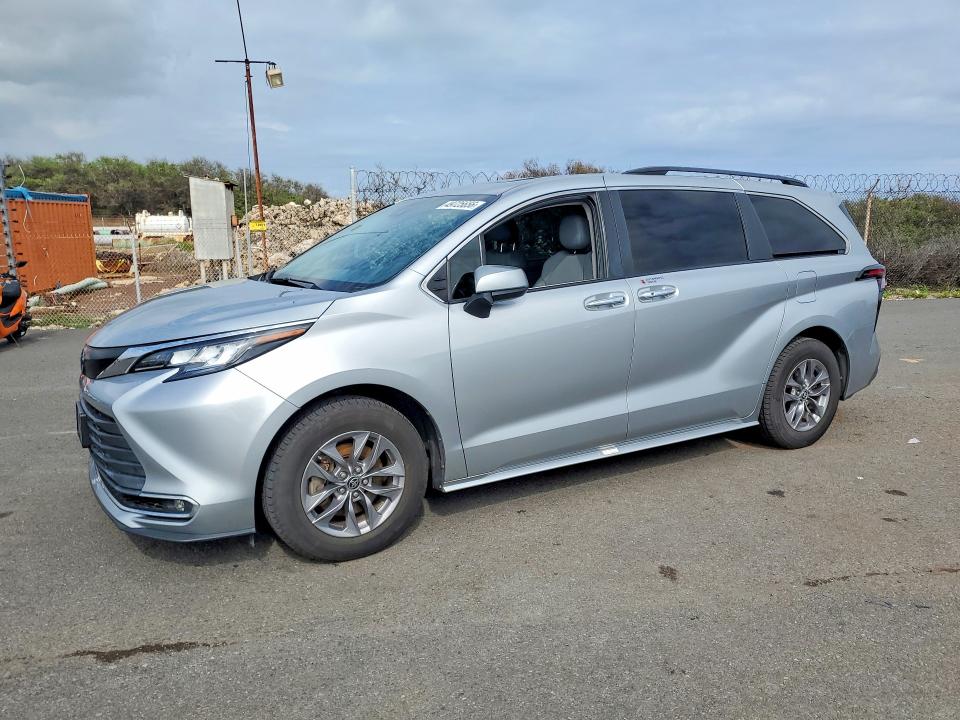 Auction sale of the 2023 Toyota Sienna, vin: 5TDYRKEC3PS144026, lot number: 49725656