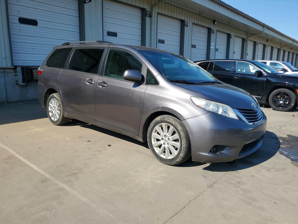 48923046 :رقم المزاد ، 5TDJK3DC5GS143876 vin ، 2016 Toyota Sienna مزاد بيع