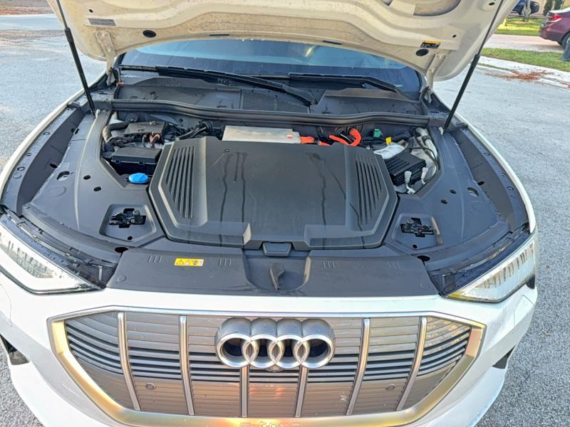 2019 Audi E-tron მანქანა იყიდება აუქციონზე, vin: WA1VAAGE9KB023322, აუქციონის ნომერი: 51556306