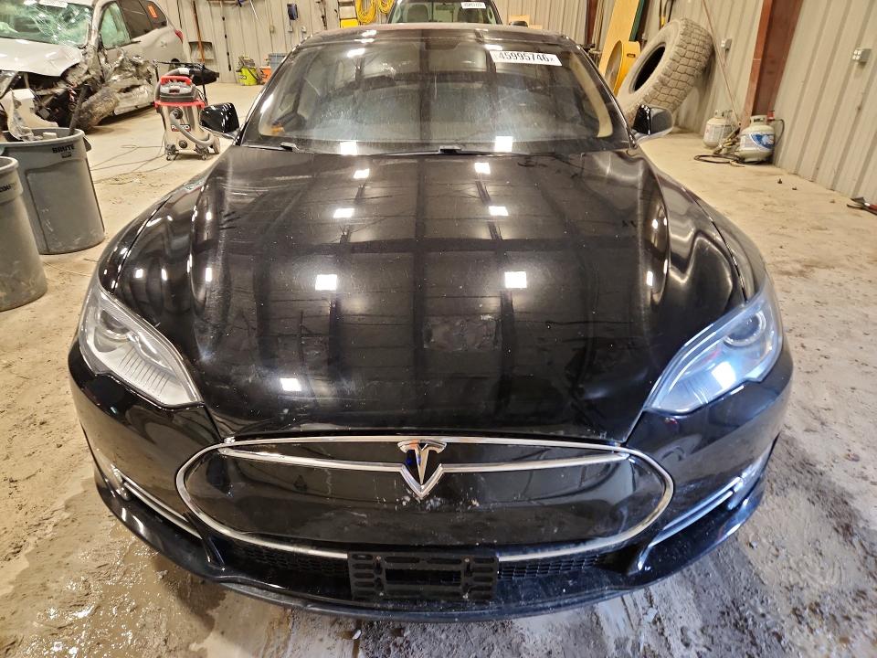 45995746 :رقم المزاد ، 5YJSA1AC3DFP11171 vin ، 2013 Tesla Model S مزاد بيع