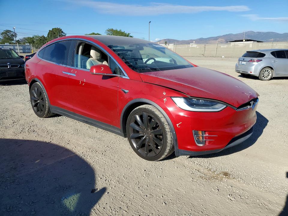 48927946 :رقم المزاد ، 5YJXCBE25JF122139 vin ، 2018 Tesla Model X مزاد بيع