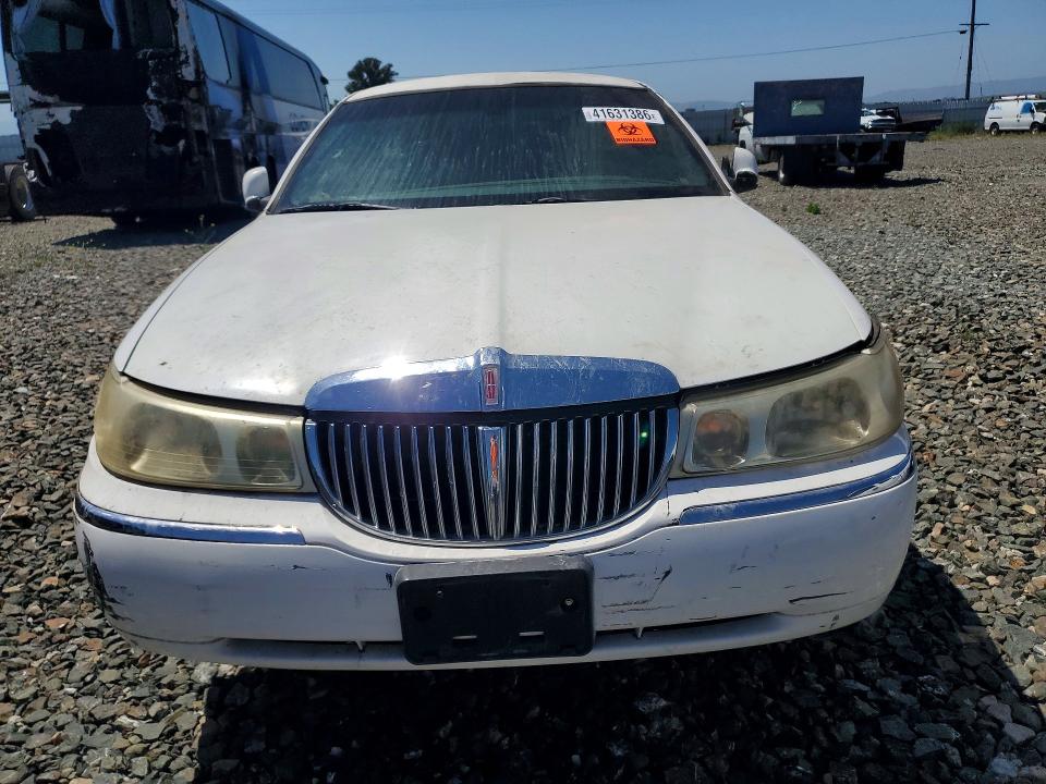 41631386 :رقم المزاد ، 1L1FM81W81Y609207 vin ، 2001 Lincoln Town Car مزاد بيع
