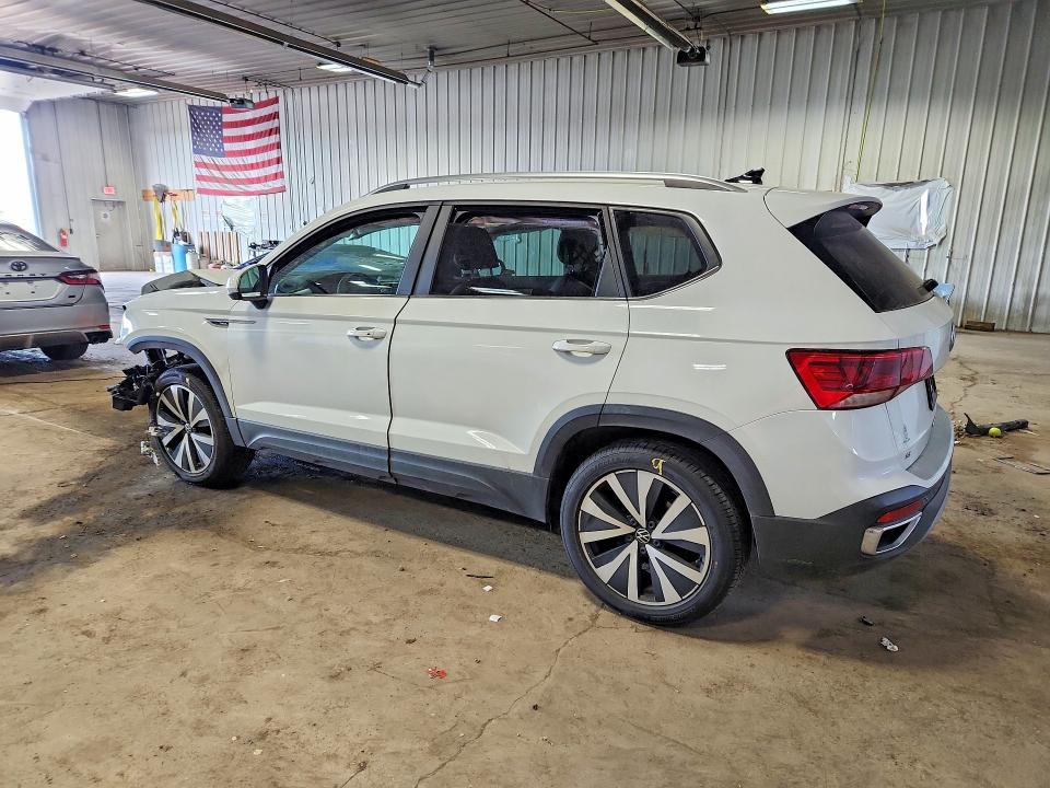 51202466 :رقم المزاد ، 3VVYX7B23NM021114 vin ، 2022 Volkswagen Taos مزاد بيع