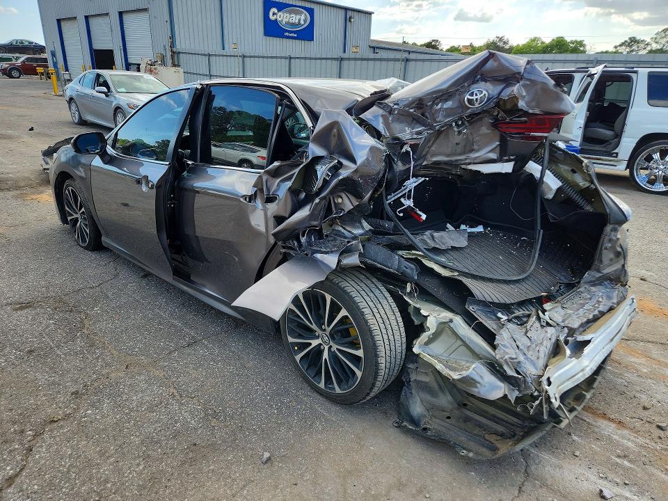 49101256 :رقم المزاد ، 4T1B11HK8JU563532 vin ، 2018 Toyota Camry مزاد بيع