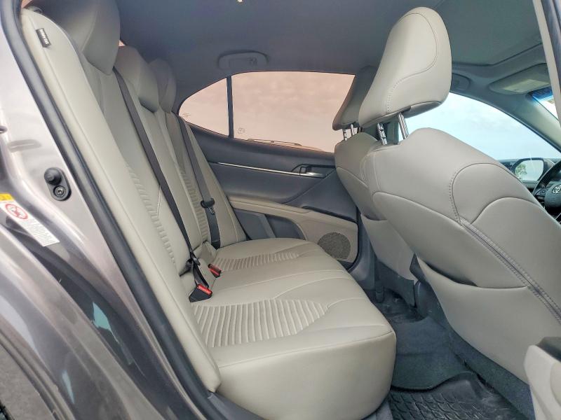50259696 :رقم المزاد ، 4T1B11HK2JU573490 vin ، 2018 Toyota Camry مزاد بيع