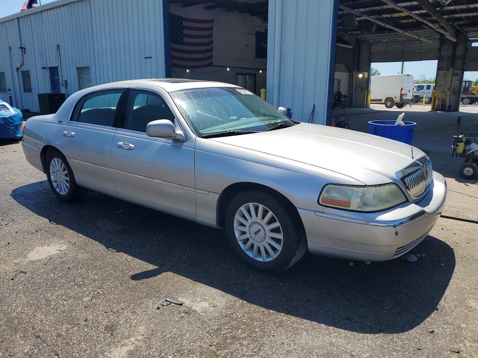 49393216 :رقم المزاد ، 1LNHM82W85Y611700 vin ، 2005 Lincoln Town Car مزاد بيع