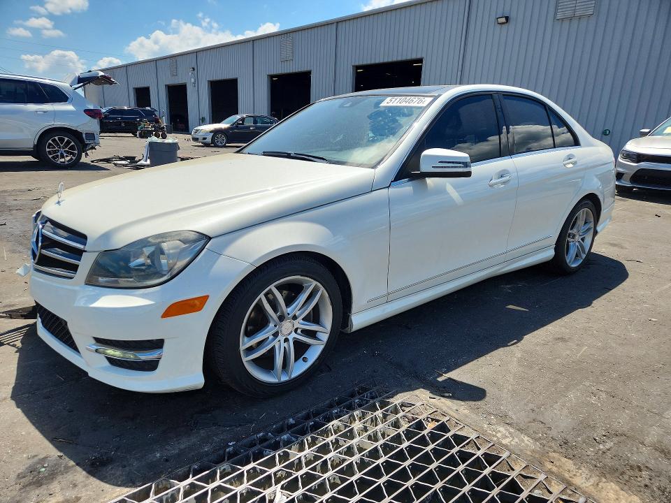 2014 Mercedes-benz C მანქანა იყიდება აუქციონზე, vin: WDDGF4HB9EG215990, აუქციონის ნომერი: 51104676