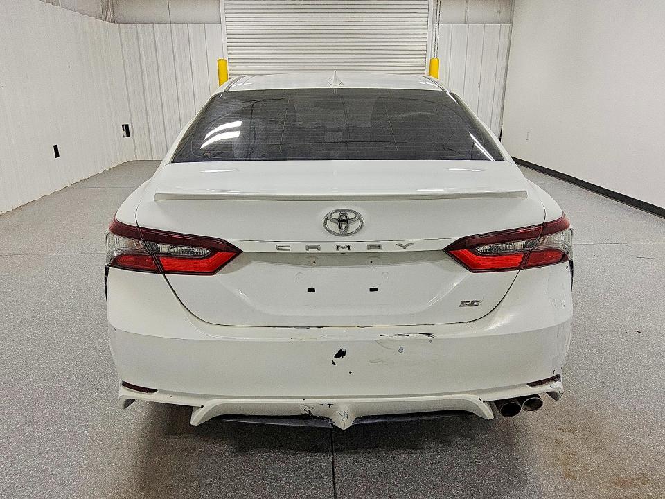 50723236 :رقم المزاد ، 4T1G11AK0MU543957 vin ، 2021 Toyota Camry مزاد بيع