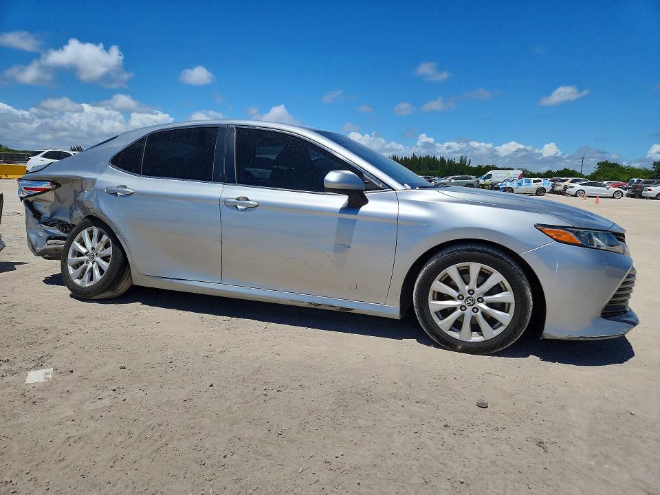 50329866 :رقم المزاد ، 4T1B11HK3JU580688 vin ، 2018 Toyota Camry مزاد بيع