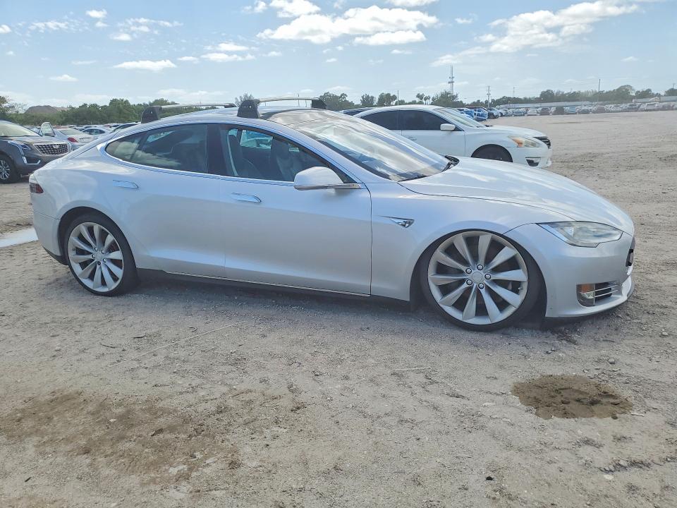 50855836 :رقم المزاد ، 5YJSA1CN4DFP04115 vin ، 2013 Tesla Model S مزاد بيع
