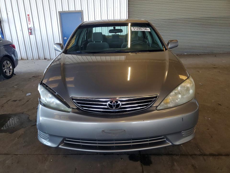 2005 Toyota Camry მანქანა იყიდება აუქციონზე, vin: 4T1BF30K75U599758, აუქციონის ნომერი: 51280756
