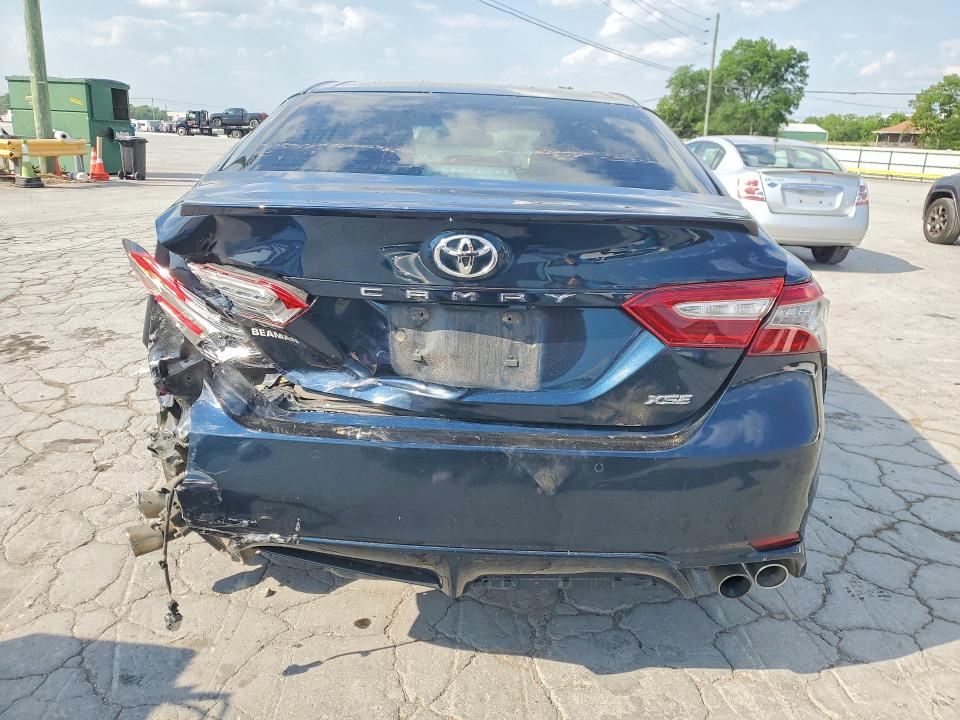 50712726 :رقم المزاد ، 4T1B61HK1JU652747 vin ، 2018 Toyota Camry مزاد بيع