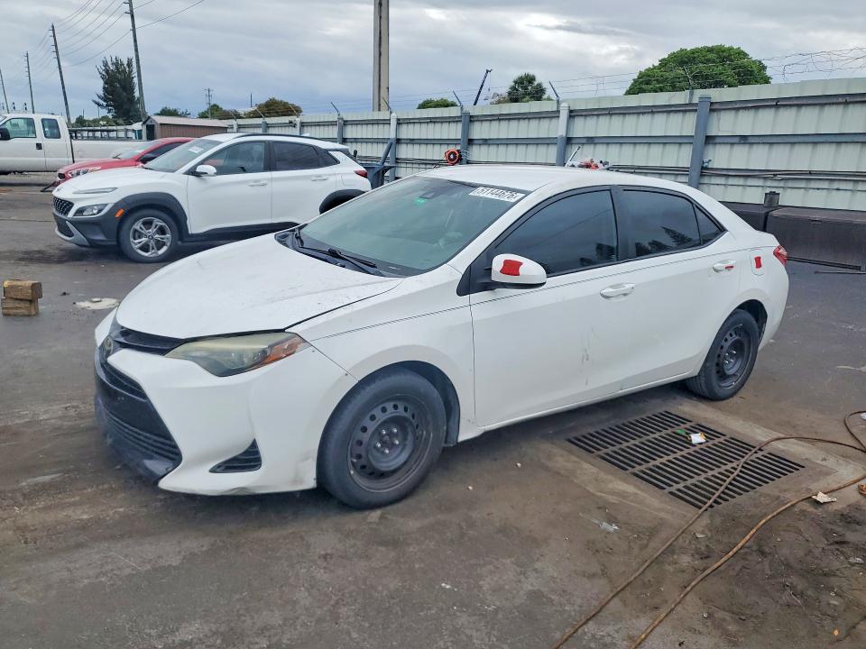 51144676 :رقم المزاد ، 5YFBURHE4HP697692 vin ، 2017 Toyota Corolla مزاد بيع