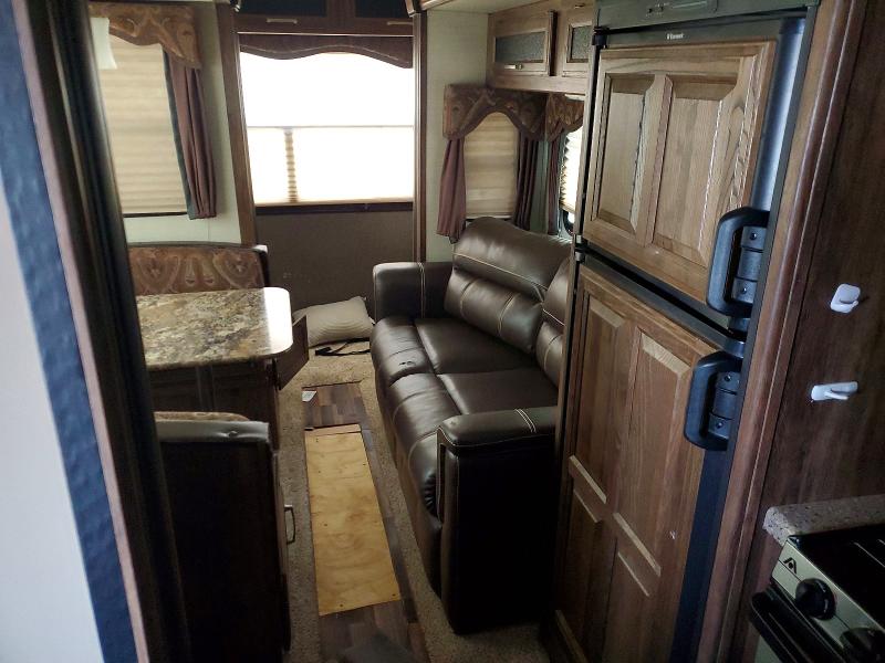 48674186 :رقم المزاد ، 4YDF28S26F2506203 vin ، 2015 Keystone Cougar مزاد بيع