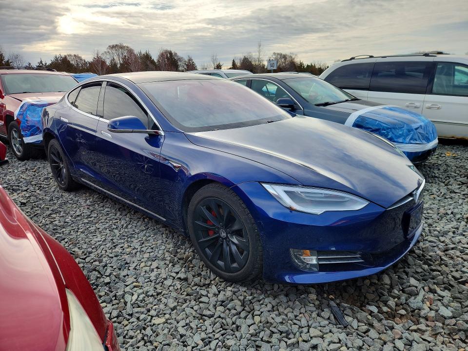 47725606 :رقم المزاد ، 5YJSA1E20JF268300 vin ، 2018 Tesla Model S مزاد بيع