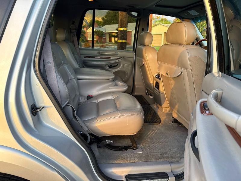 50707326 :رقم المزاد ، 5LMFU28A8YLJ24804 vin ، 2000 Lincoln Townhouse Navigator مزاد بيع