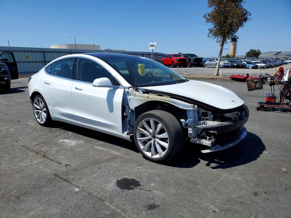 51553166 :رقم المزاد ، 5YJ3E1EB3JF107609 vin ، 2018 Tesla Model 3 مزاد بيع