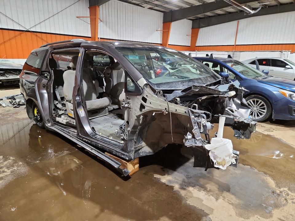 50303666 :رقم المزاد ، 5TDKK3DC4BS022530 vin ، 2011 Toyota Sienna مزاد بيع