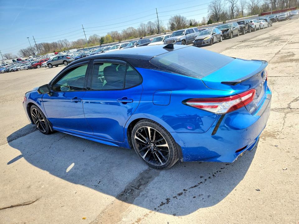 49150166 :رقم المزاد ، 4T1B61HK0JU098603 vin ، 2018 Toyota Camry مزاد بيع