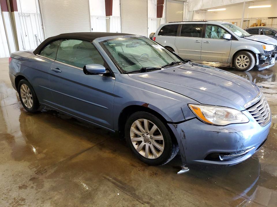 49265366 :رقم المزاد ، 1C3BC2EG2BN589421 vin ، 2011 Chrysler 200 مزاد بيع
