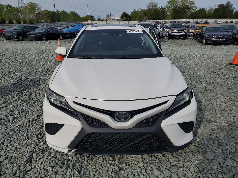 2018 Toyota Camry მანქანა იყიდება აუქციონზე, vin: 4T1B11HK5JU636064, აუქციონის ნომერი: 49076436