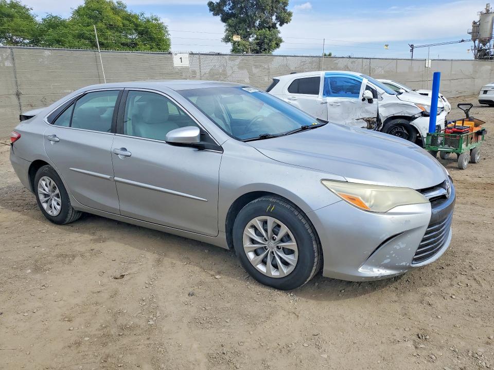 49441176 :رقم المزاد ، 4T1BF1FK1FU039537 vin ، 2015 Toyota Camry مزاد بيع