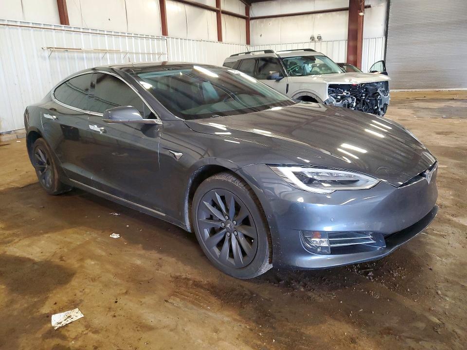 49894136 :رقم المزاد ، 5YJSA1E25JF285593 vin ، 2018 Tesla Model S مزاد بيع