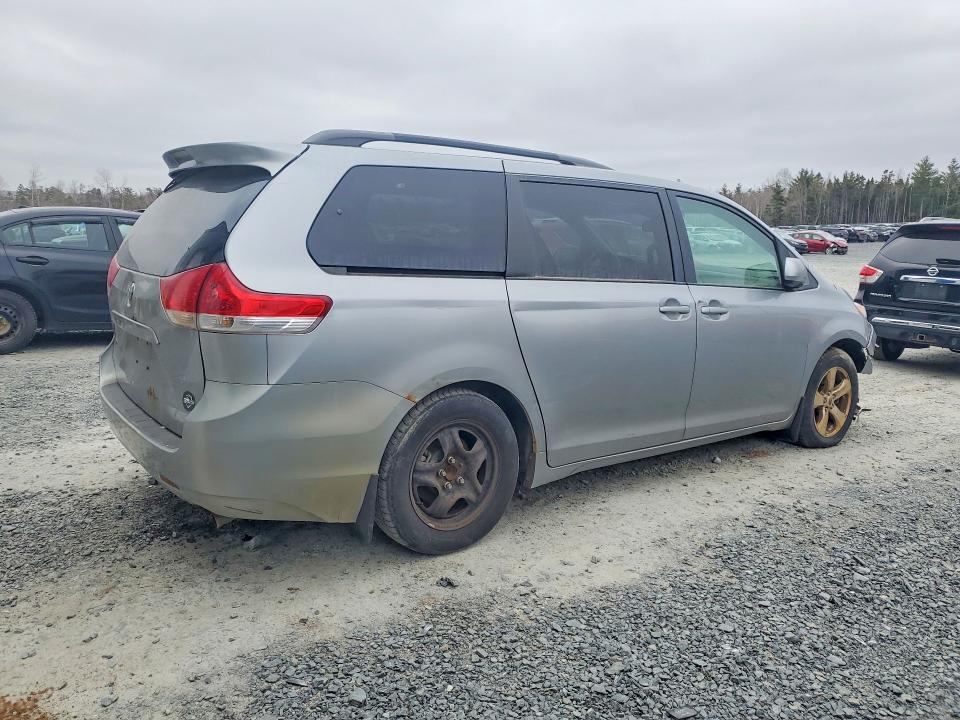 50673136 :رقم المزاد ، 5TDKK3DC8BS159342 vin ، 2011 Toyota Sienna مزاد بيع