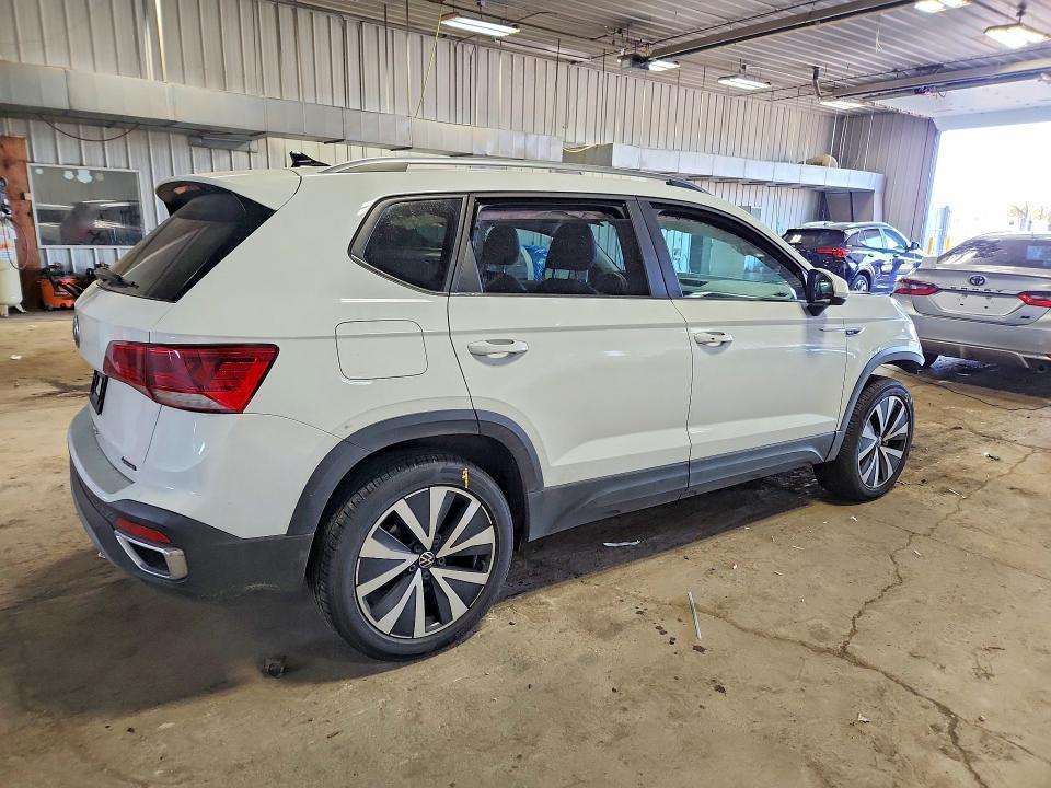 51202466 :رقم المزاد ، 3VVYX7B23NM021114 vin ، 2022 Volkswagen Taos مزاد بيع