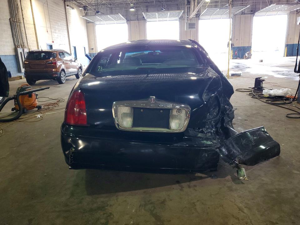 49872696 :رقم المزاد ، 1LNHM82W82Y660732 vin ، 2002 Lincoln Town Car مزاد بيع