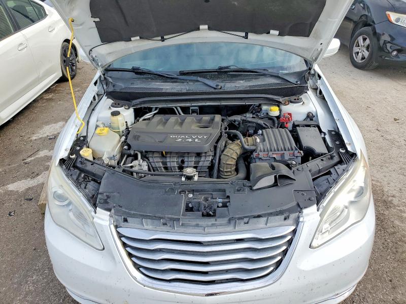 49305686 :رقم المزاد ، 1C3BCBEB4DN560106 vin ، 2013 Chrysler 200 مزاد بيع