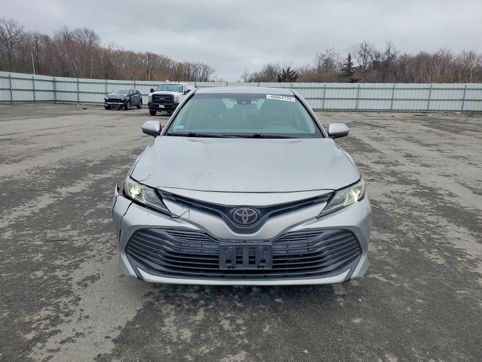 48064726 :رقم المزاد ، 4T1B11HK4JU101405 vin ، 2018 Toyota Camry مزاد بيع
