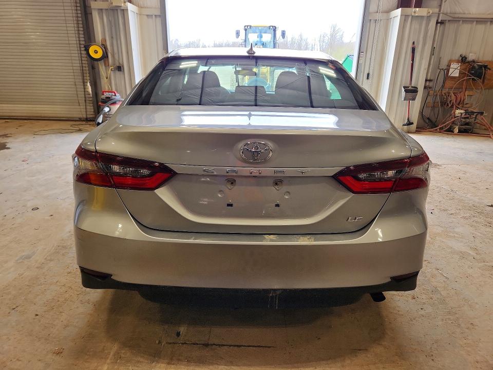 51606296 :رقم المزاد ، 4T1C11AK6MU470317 vin ، 2021 Toyota Camry مزاد بيع