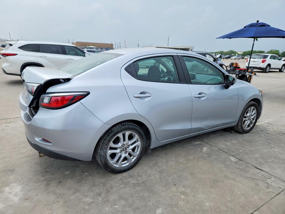 51448076 :رقم المزاد ، 3MYDLBYV7JY326326 vin ، 2018 Toyota Yaris Ia مزاد بيع