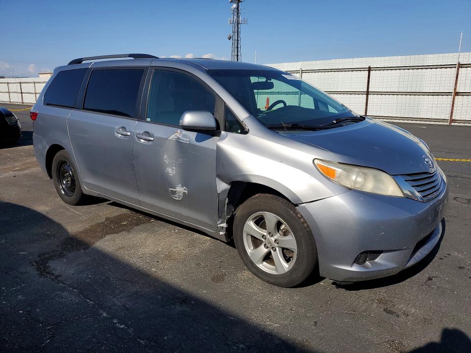 51041566 :رقم المزاد ، 5TDKK3DC2FS644940 vin ، 2015 Toyota Sienna مزاد بيع