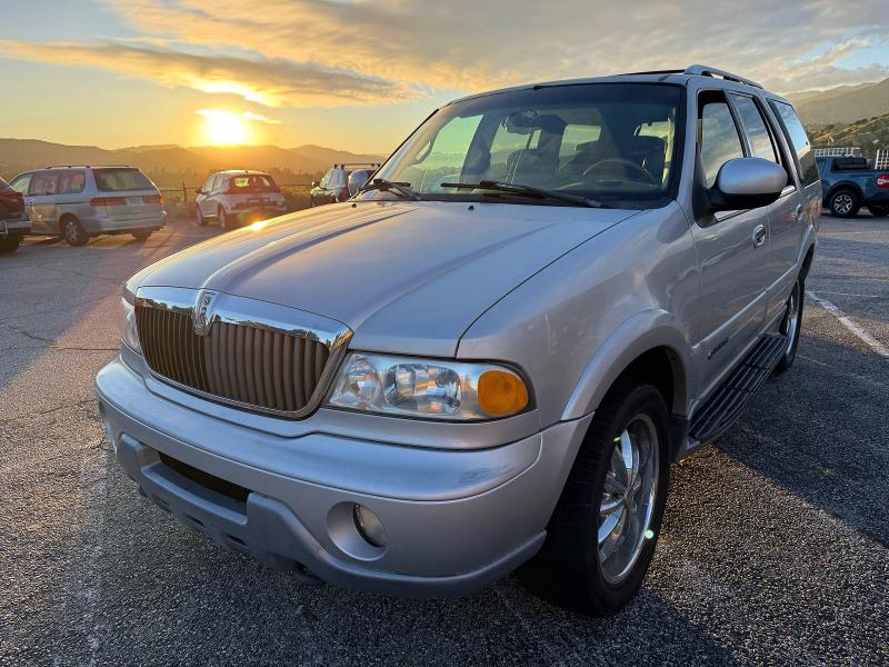 50707326 :رقم المزاد ، 5LMFU28A8YLJ24804 vin ، 2000 Lincoln Townhouse Navigator مزاد بيع