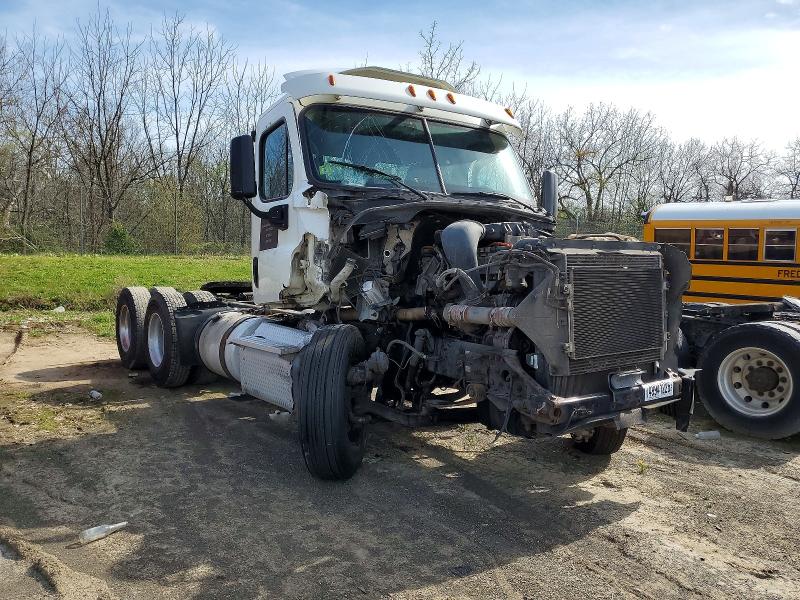 49941226 :رقم المزاد ، 3AKJGEDV2FSGB5803 vin ، 2015 Freightliner Cascadia 125 مزاد بيع