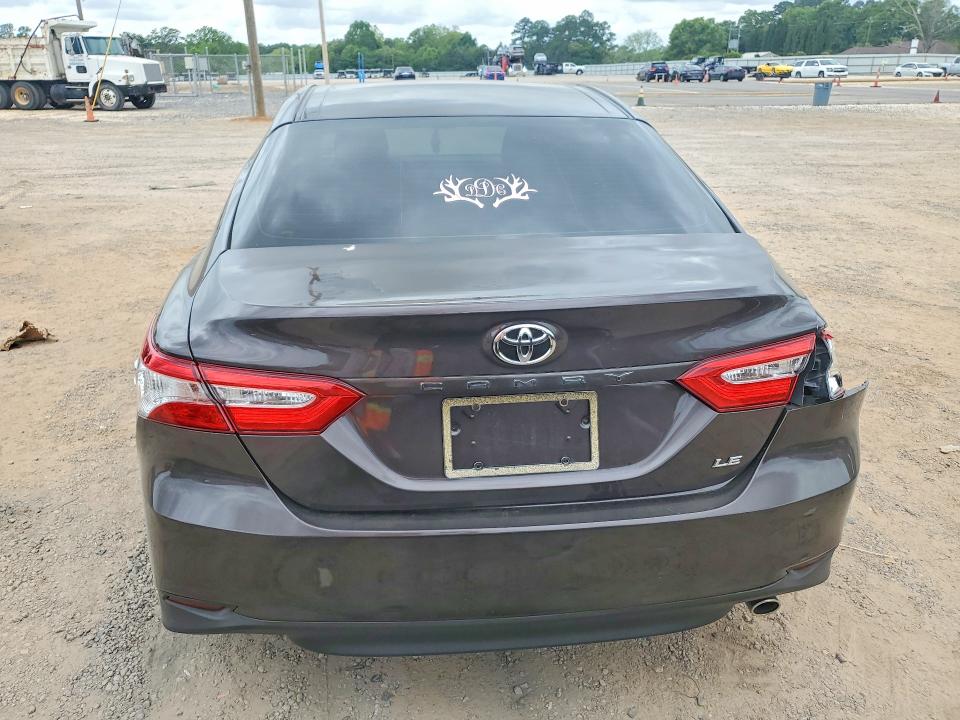 51484696 :رقم المزاد ، 4T1B11HK7JU063913 vin ، 2018 Toyota Camry مزاد بيع
