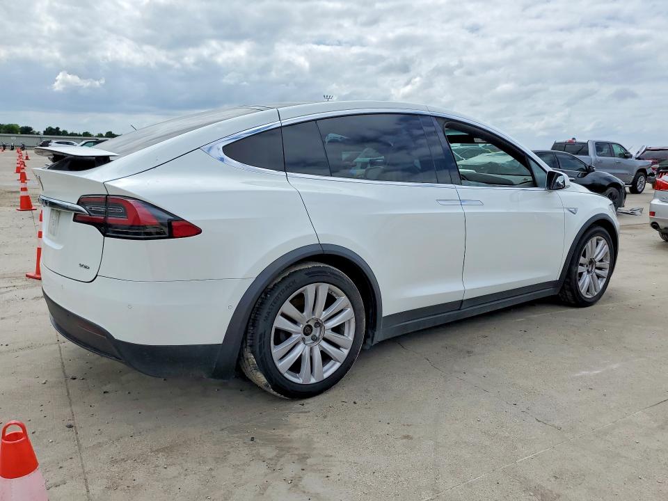 51017386 :رقم المزاد ، 5YJXCBE24GF012790 vin ، 2016 Tesla Model X مزاد بيع
