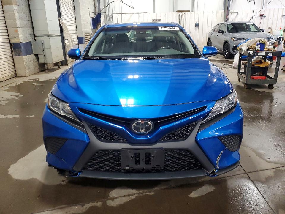 48864866 :رقم المزاد ، 4T1B11HK9JU116126 vin ، 2018 Toyota Camry مزاد بيع