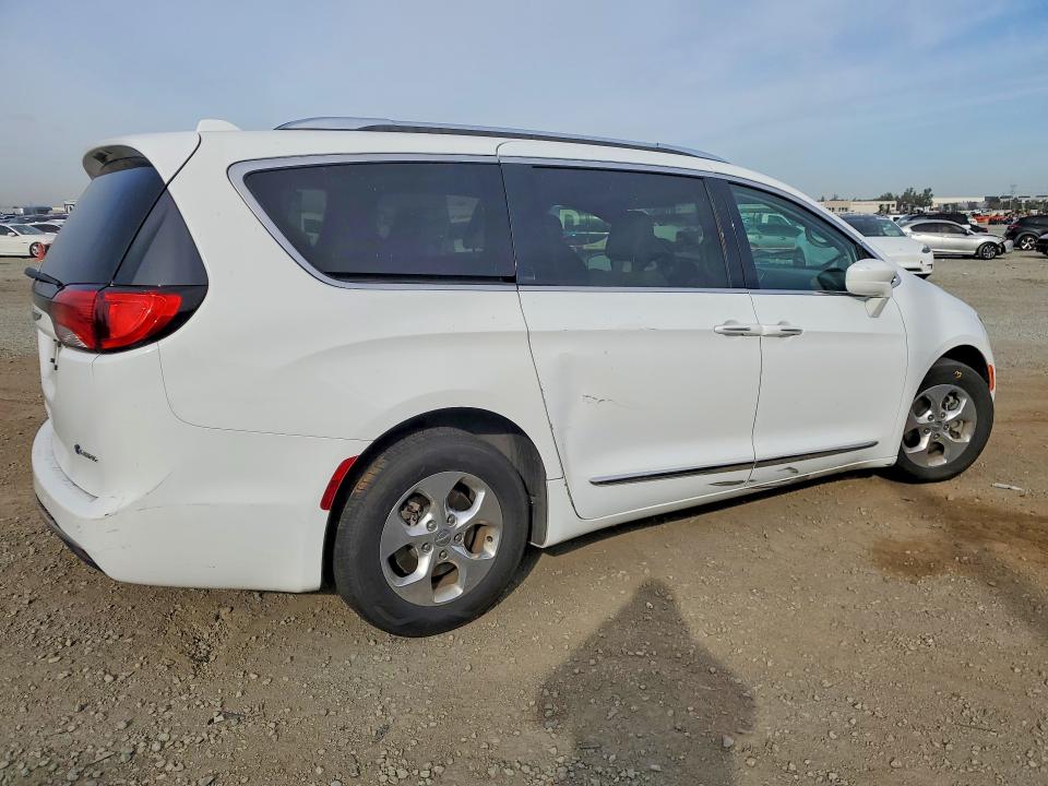 Auction sale of the 2018 Chrysler Pacifica, vin: 2C4RC1L76JR213782, lot number: 48105636