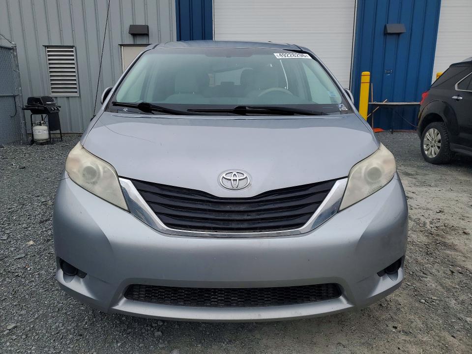 49228296 :رقم المزاد ، 5TDKK3DC6BS143267 vin ، 2011 Toyota Sienna مزاد بيع