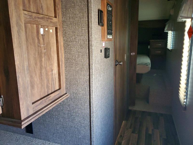 48674186 :رقم المزاد ، 4YDF28S26F2506203 vin ، 2015 Keystone Cougar مزاد بيع