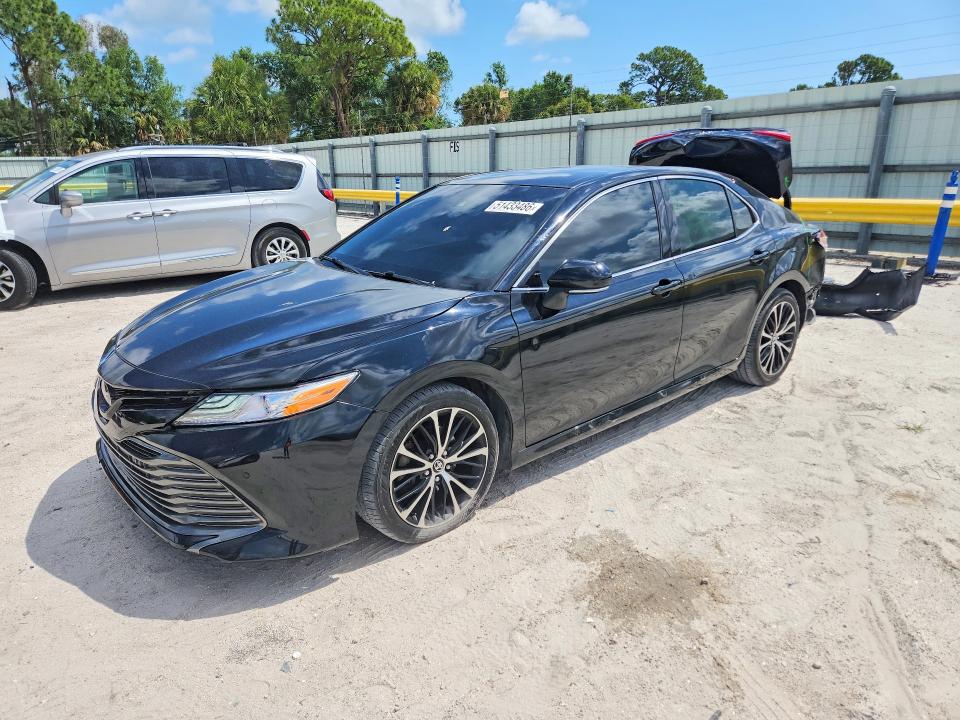 51433486 :رقم المزاد ، 4T1B11HKXJU111694 vin ، 2018 Toyota Camry مزاد بيع