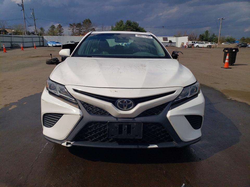 49811796 :رقم المزاد ، 4T1B11HK6JU110588 vin ، 2018 Toyota Camry مزاد بيع